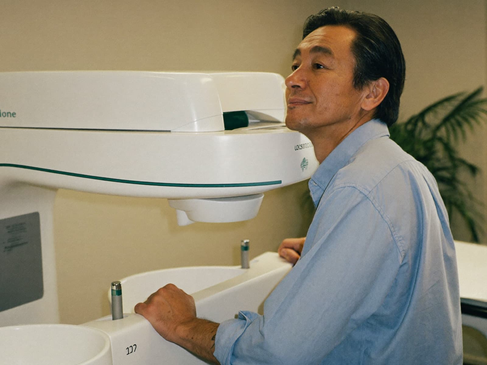 Patient positioned at the 3D CBCT scanner for a free consultation scan